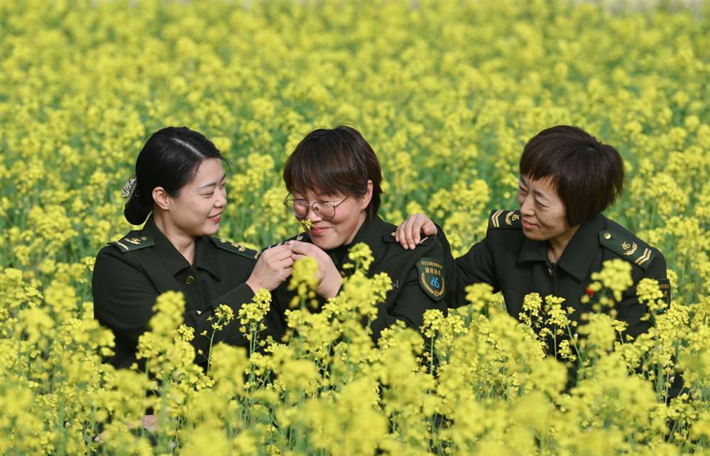 雞澤站東院的油菜花陸續(xù)開(kāi)放，花香充滿(mǎn)了整個(gè)院區(qū)，員工忍不住置身花海合影拍照。
